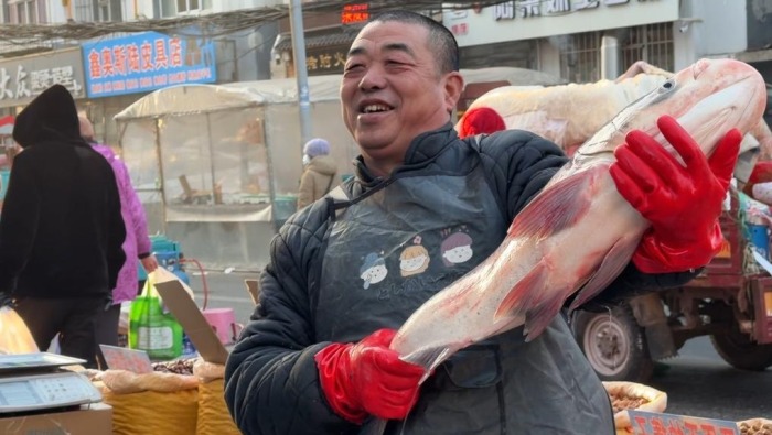 新春走基層·一線直擊丨淩晨3點出攤！早市裏的鮮和暖
