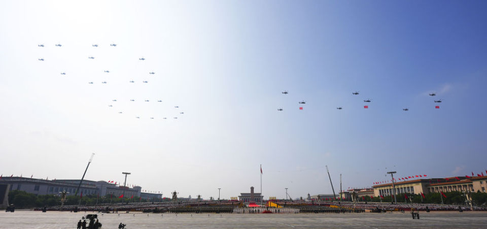 勝利日大閱兵丨80！空中護旗梯隊飛過，分列式開始