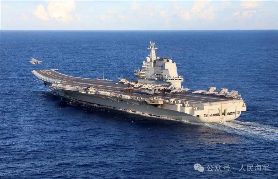 中國海軍雙航母編隊赴遠海開展實戰化訓練