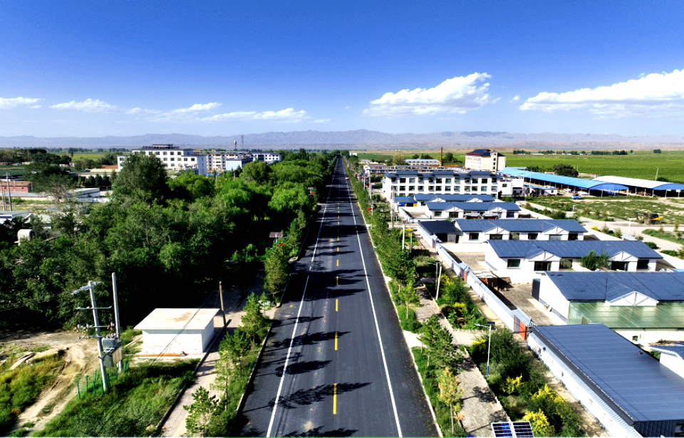 山丹：“四好農村路”繪就鄉村振興新圖景_fororder_改造提升的集鎮道路(1)