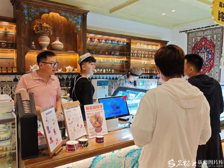 新疆是個好地方丨阿勒屯古街八方商戶紮根多