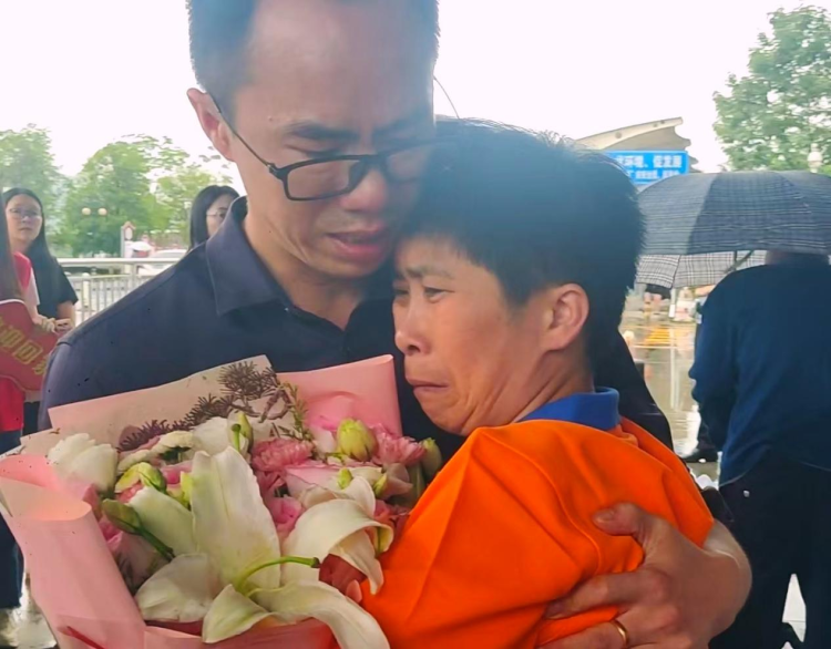 十八載尋親路終抵“團圓站”湖南新寧 愛心接力織就溫情歸家網_fororder_圖片1