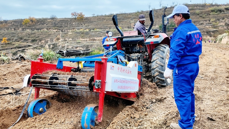 甘肅省中藥材農機裝備研發成果亮相安定區 高效移栽與低損收穫裝備現場演示成功舉辦_fororder_微信圖片_2025-11-05_141432_452