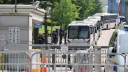 視頻丨韓國前總統尹錫悅抵達法院 出席拘留令必要性審查