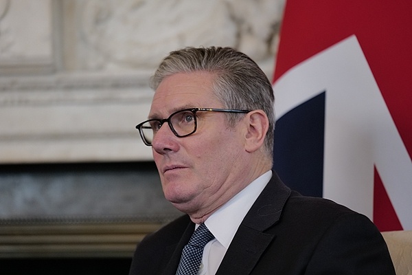 英國首相：特朗普應就北約盟友“脫離前線”言論道歉