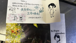 天津航空乘務員真情服務首乘旅客 收穫手繪感謝畫