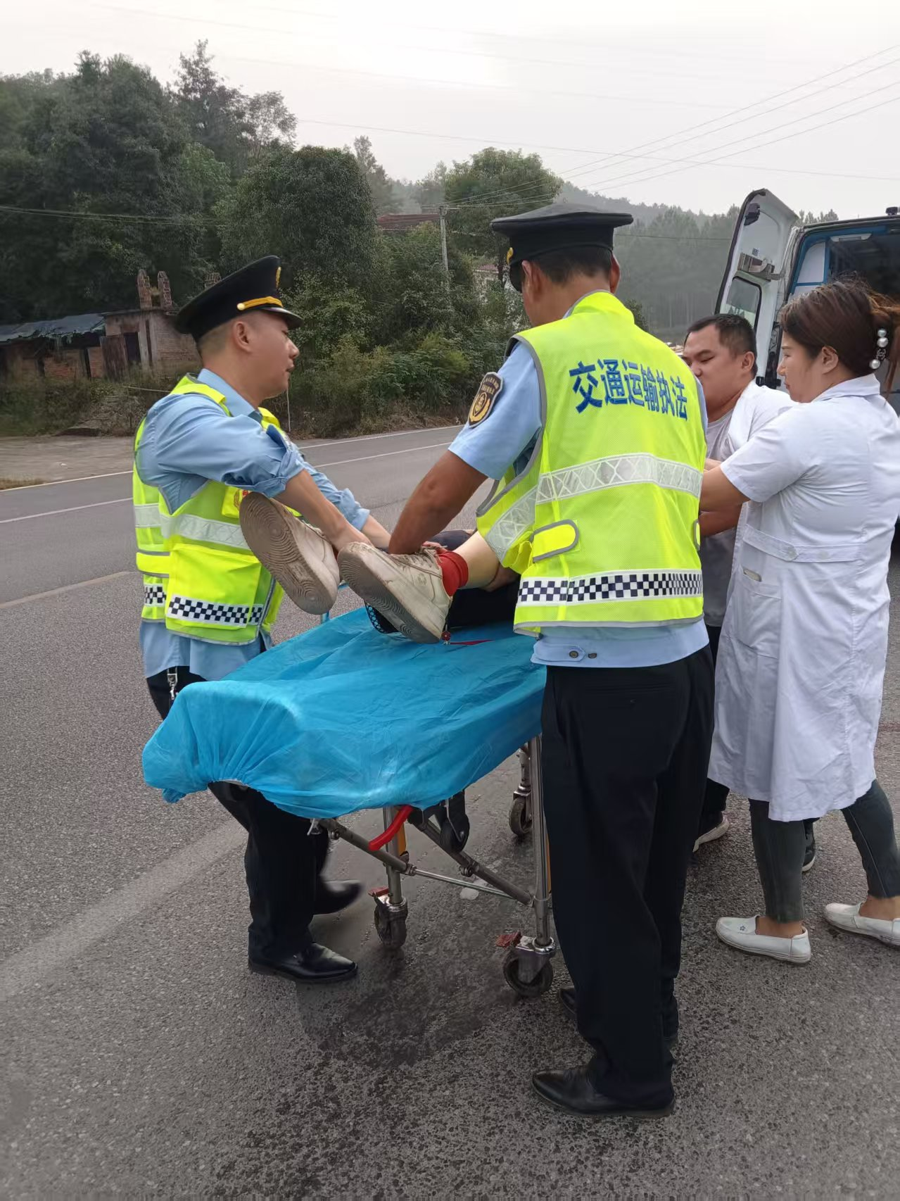 巡查途中發現車禍 湖南衡陽縣執法人員熱心救助_fororder_2