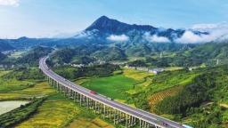 湖南常寧市泉井村青山翠綠，雲霧縹緲