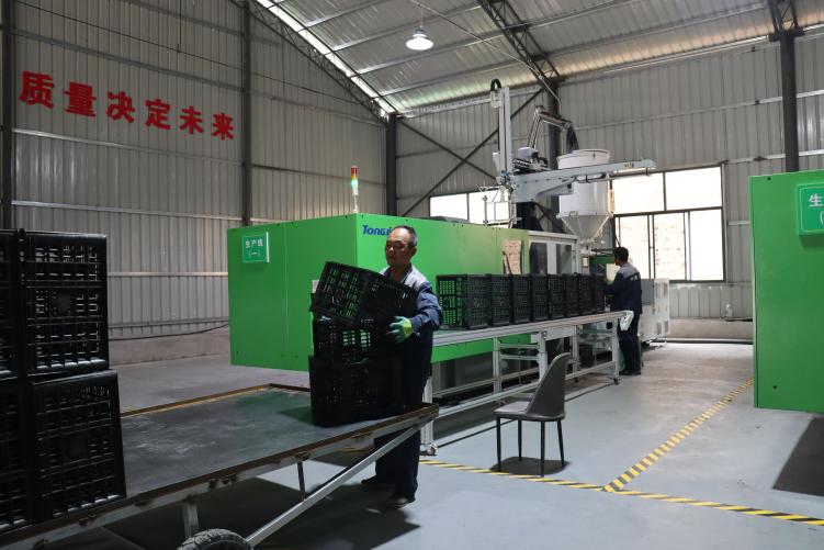 天水清水：蘋果産業鏈加速完善 特色産業賦能鄉村振興_fororder_一次性果筐加工車間_AI看圖