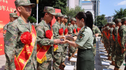 湖南城步舉行2025年度下半年新兵歡送儀式暨現役軍人立功家庭表彰大會