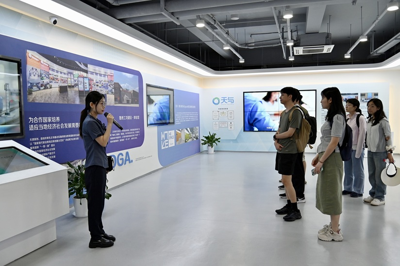 2025年清華大學研究生社會實踐津南基地正式啟動 校地攜手共譜高品質發展新篇_fororder_學子們參觀天津智谷·創新發展聚集區展示中心