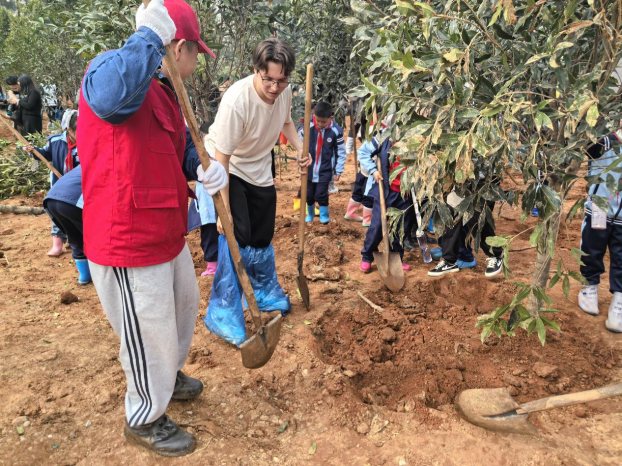 Tree Planting and Power Protection: Nurturing the Next Generation of Environmental Stewards_fororder_圖片1