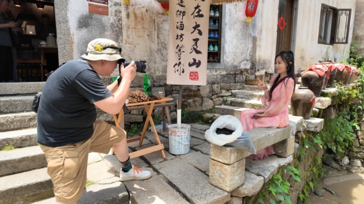 網絡名人探訪徽州古村落 領略傳統與現代交融之美_fororder_網絡名人探訪2