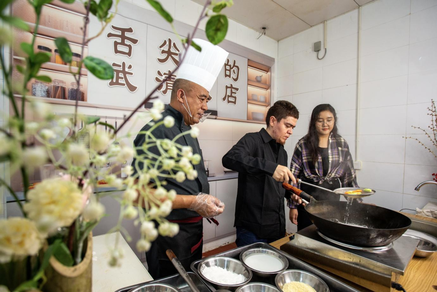 Transforming into Chefs to Showcase Talent — Fragrant Flavors and Canal Delights: International Youth Visit Wuqing_fororder_圖片4