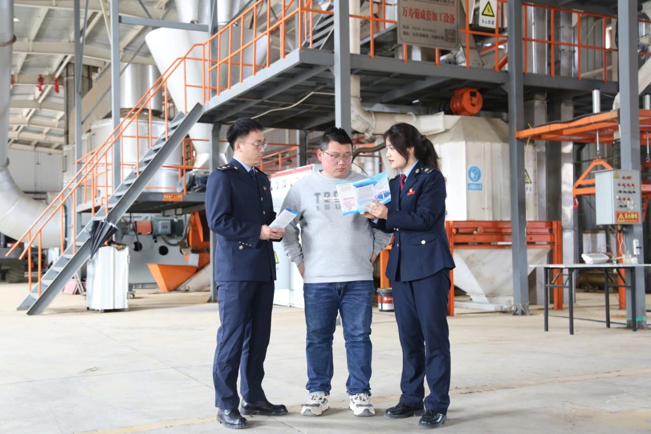 天水：全方位稅費服務引導企業合規經營_fororder_清水縣稅務幹部進企業宣傳輔導