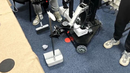 【新春走基層】給機器人裝上“大腦” 品味實驗室的年味