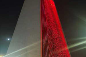 世界第一高樓點亮“中國紅” 阿聯酋多地向中國人民送上節日祝福