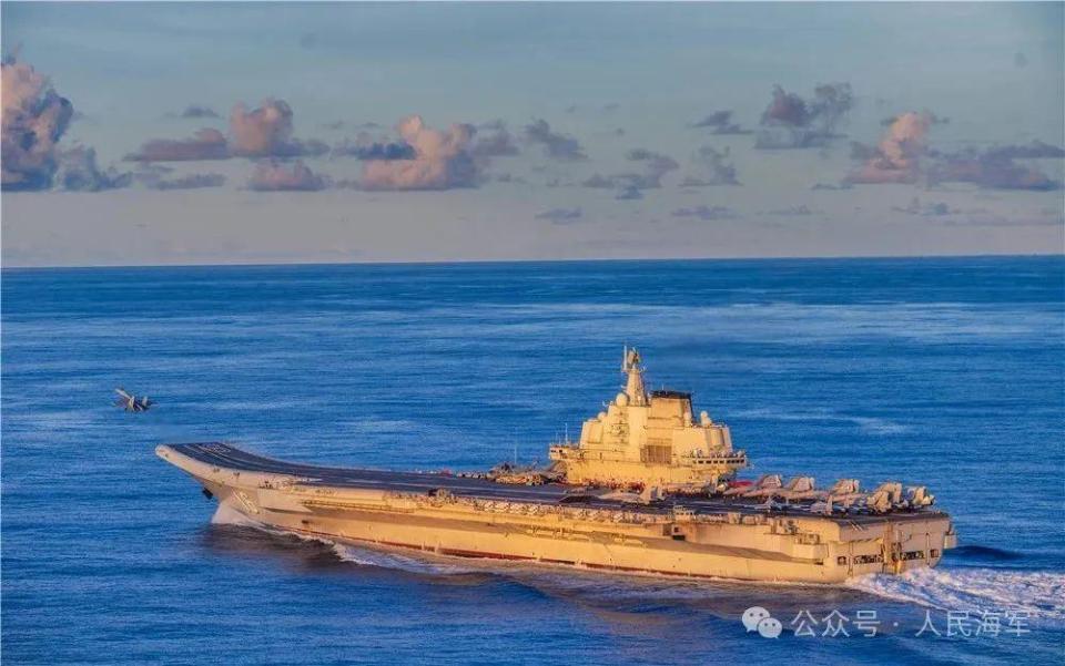 中國海軍雙航母編隊赴遠海開展實戰化訓練
