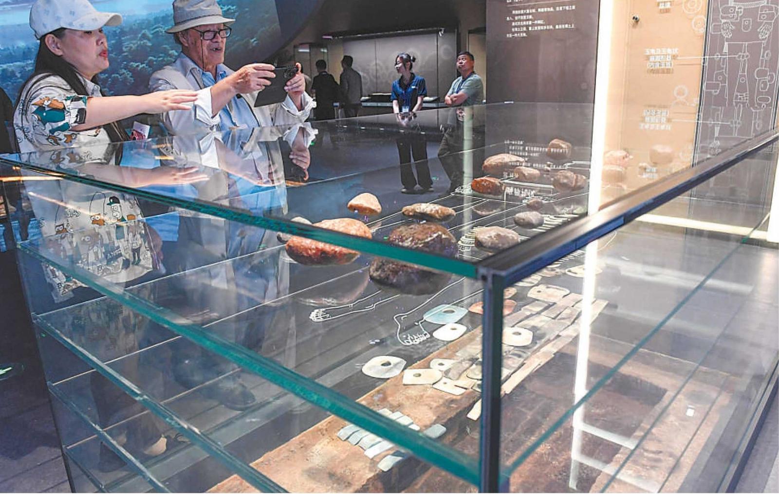 淩家灘遺址博物館迎開館試運營 千余件文物再現“古國時代”_fororder_記者參觀