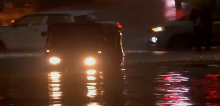 印度德里地區突發暴雨 上百架次航班延誤