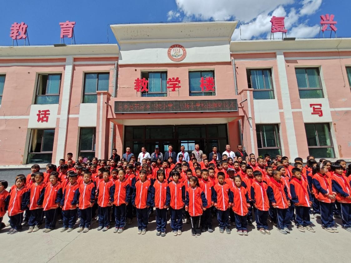 蘭州理工大學駐村工作隊聯合愛心企業開展校服捐贈活動_fororder_圖片1