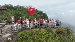 崀山丹霞映朝陽  遊人同唱賀國慶