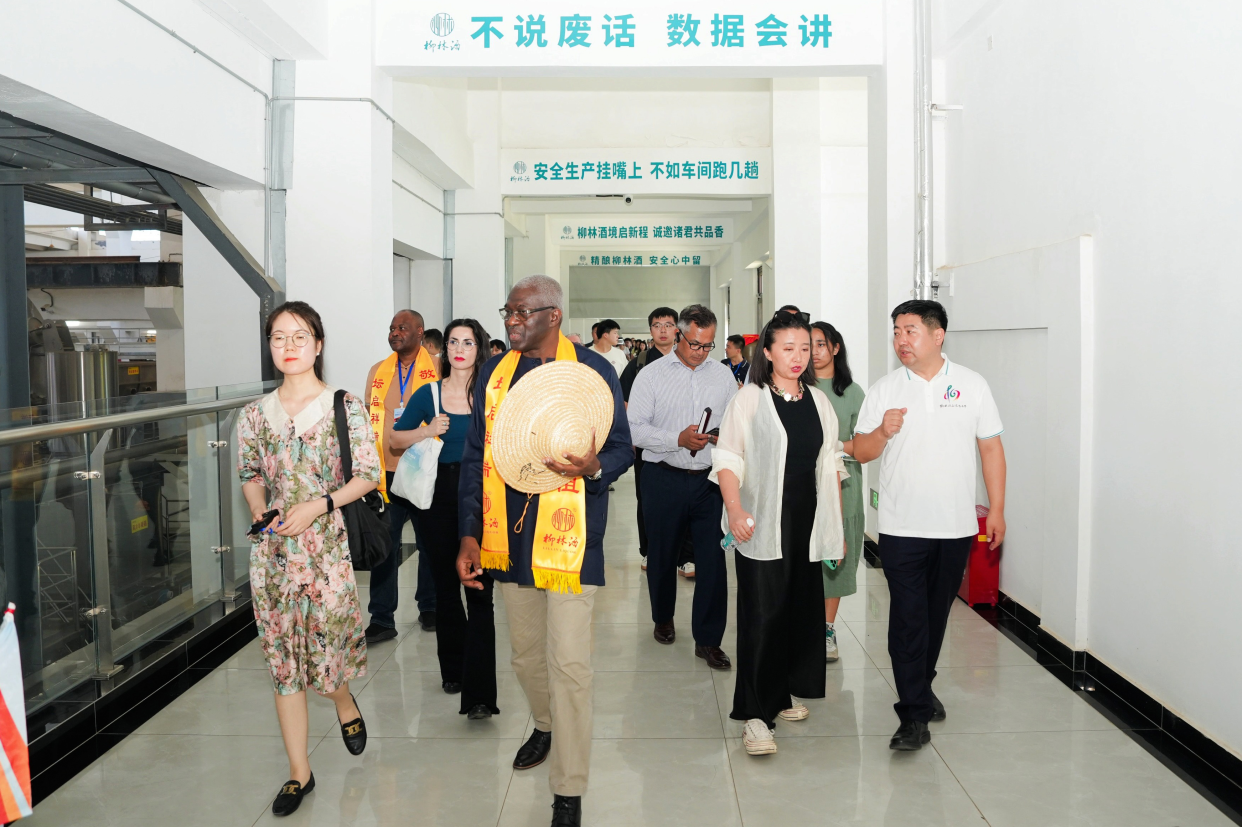 Diplomáticos extranjeros en China, procedentes de una decena de países se reúnen en Liulin (Shaanxi) para descubrir la herencia cultural milenaria del baijiu_fororder_圖片5