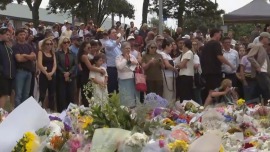總臺現場直擊丨澳大利亞民眾悼念邦迪灘槍擊事件遇難者