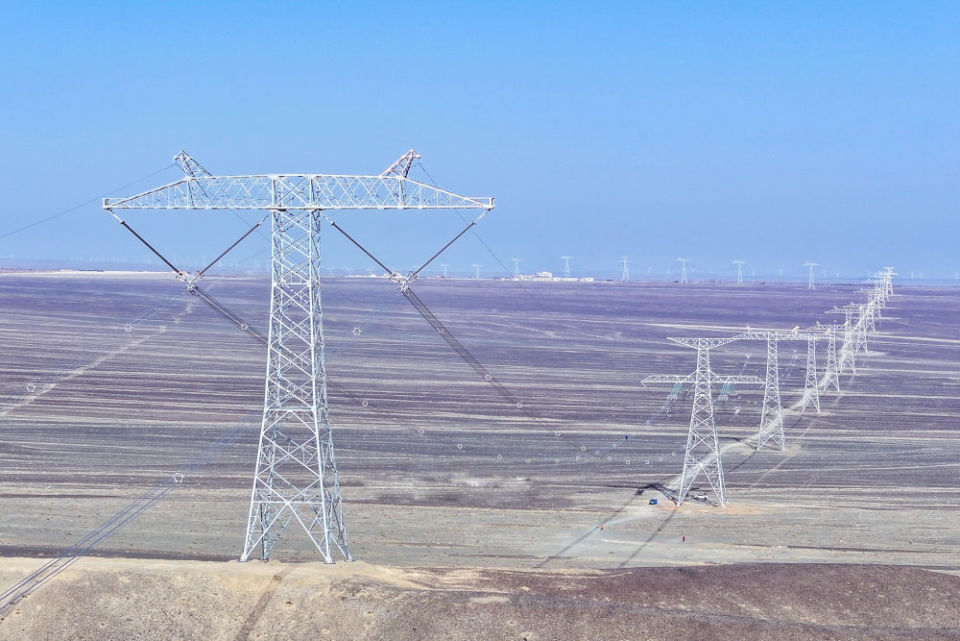 潮涌新疆70年 風光新涌：綠電“追風逐日” 點亮萬家燈火
