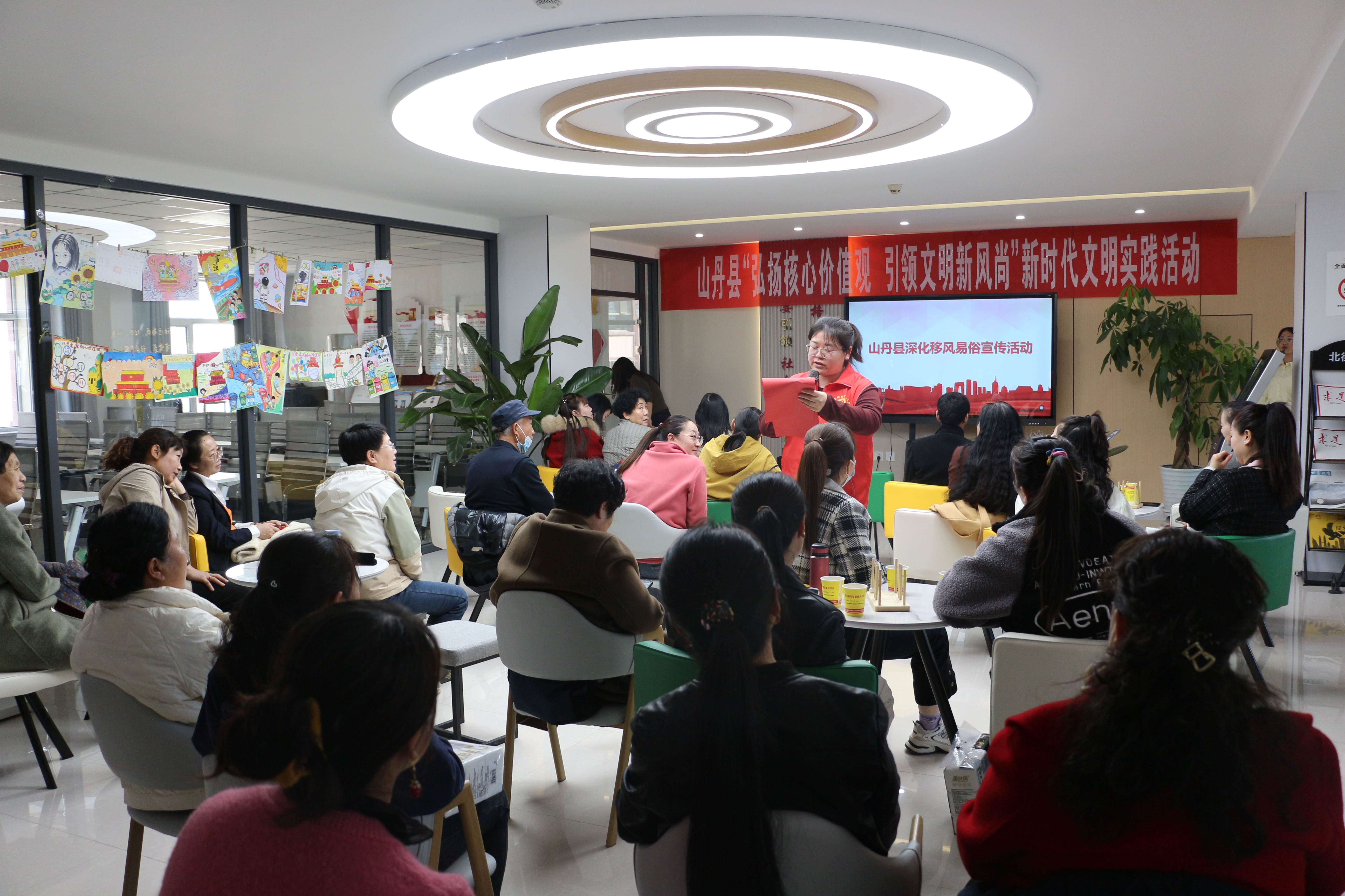 張掖山丹：文明實踐展長卷 和諧新風入畫來_fororder_2山丹縣北街社區開展“弘揚核心價值觀 引領文明新風尚”文明實踐活動.JPG
