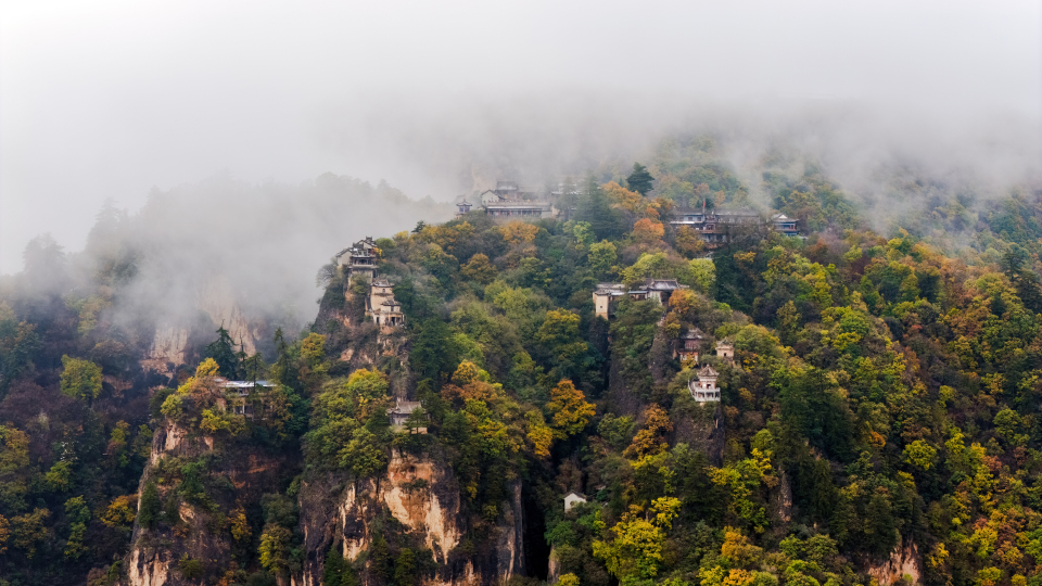 霧鎖崆峒山 雲海映古剎 隴東勝境崆峒山現 “仙山瓊閣” 奇觀_fororder_DJI_20251017121923_0836_DA