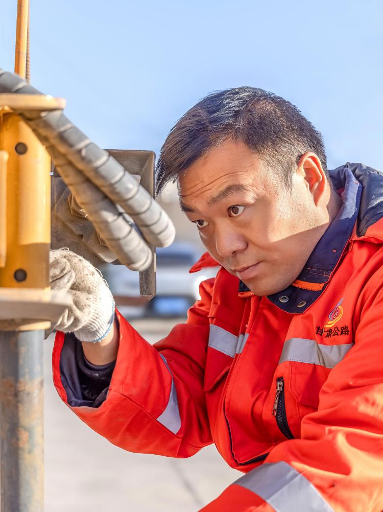 匠心護路 實幹擔當 —— 2025年”張掖市公路養護職工職業技能大賽技術標兵“毛維斌先進事蹟​_fororder_1