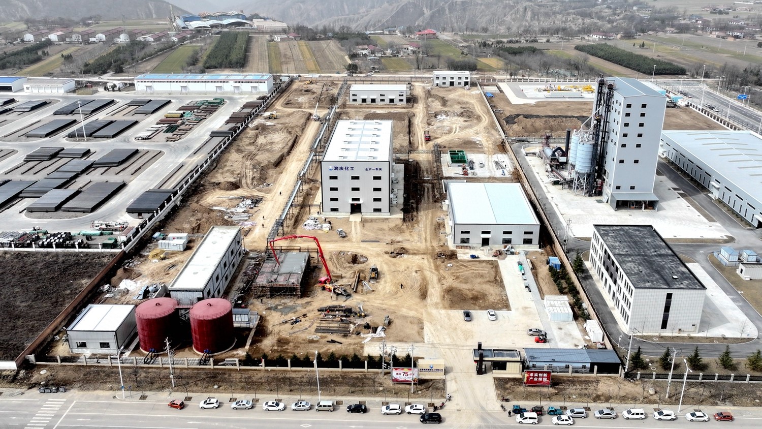 慶陽：項目建設量質齊升 市屬省列項目完成投資額甘肅第一_fororder_甘肅潤慶精細化工項目建設穩步推進。吳躍茗.JPG