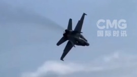 視頻丨西班牙航展現驚險一幕 一戰機險些墜入人群中