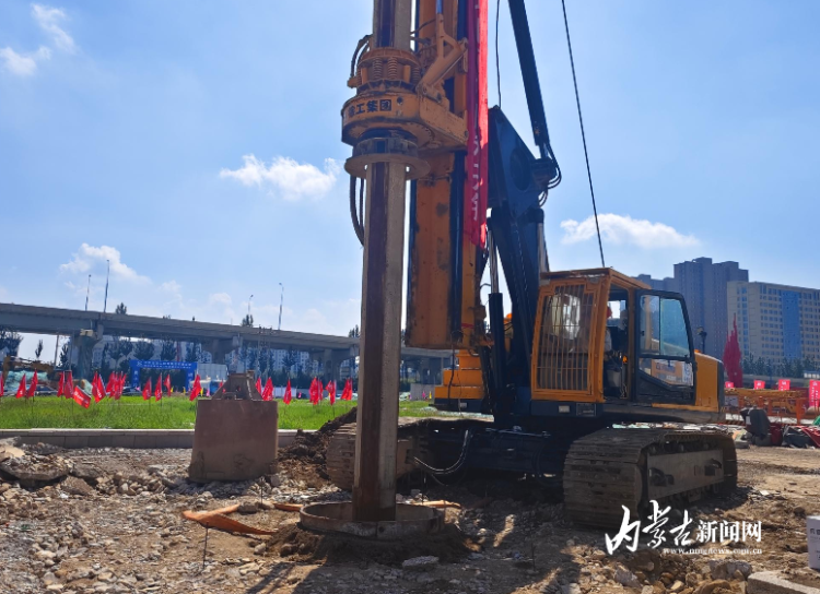 昭烏達路與南二環互通立交工程首根樁基施工_fororder_c855bb7d101744cb640ced28aedc8287