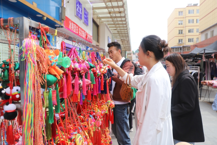 天水市清水縣：“端午經濟”熱 人間煙火濃_fororder_市民挑選香包.JPG
