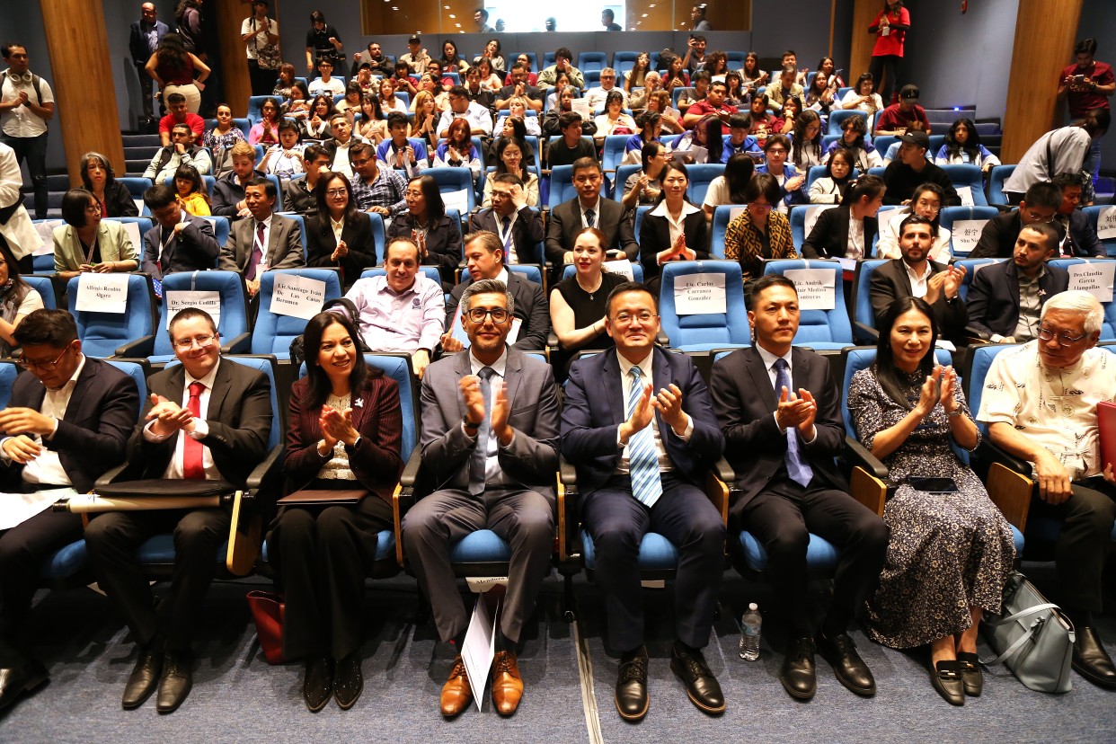 L'exposition thématique « Étudier à Beijing » et le Salon HSK pour les études en Chine se sont tenus avec succès à Mexico_fororder_集體合影