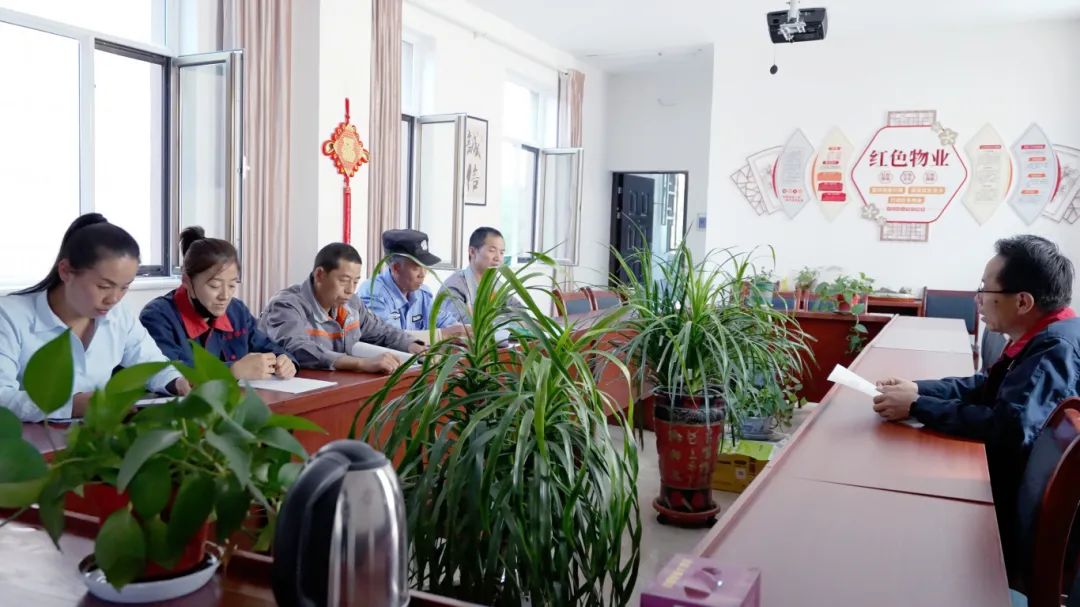 張掖山丹：深化社區治理共同體建設 繪就民生幸福底色_fororder_圖2 ：山丹縣清華園小區物業公司商量解決業主房屋漏水問題