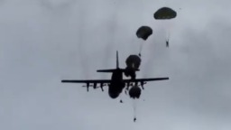 委內瑞拉空軍進行空中演練 紀念航空部隊成立105年