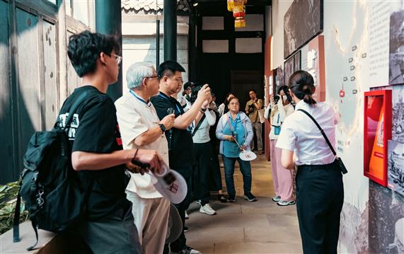 追尋抗戰記憶：兩岸同胞走進自貢抗日獻金運動陳列館_fororder_02