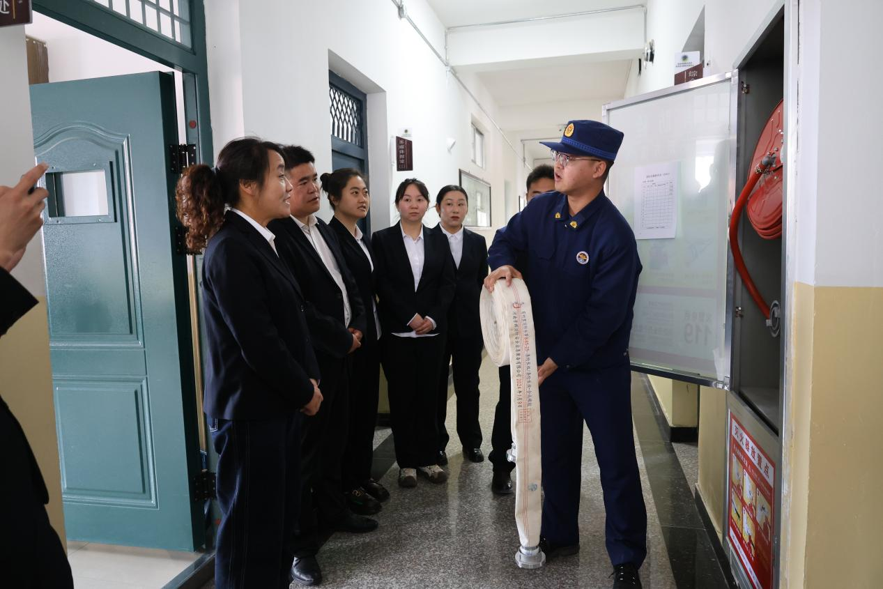 甘肅肅南：開展旅遊景區消防安全專項培訓_fororder_消防員現場演示滅火器的使用方法
