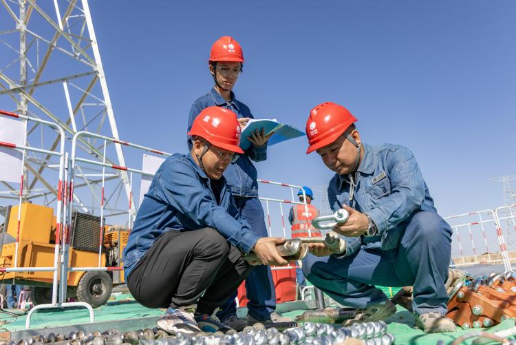 國網張掖供電公司：戈壁灘上架起“電力天路”