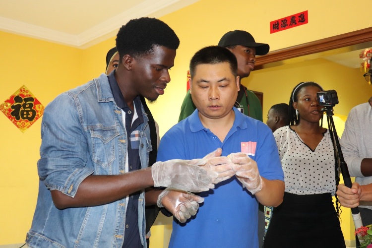 資訊有故事丨賞明月、品月餅……非洲師生沉浸式體驗中秋“團圓味”