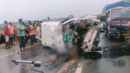 印度西孟加拉邦發生一起交通事故 9人死亡_fororder_2d7af9008f354d728c2006436dcd89cc