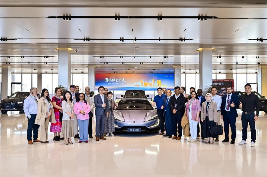 Witness Intelligent Manufacturing, Drive the Future: Diplomats from Multiple Countries Test-Drive BYD in Zhengzhou and Decode China's Intelligent Manufacturing Amid Speed and Passion_fororder_1
