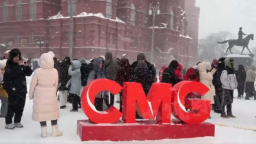 暴雪難擋熱情 俄羅斯民眾冒雪看春晚