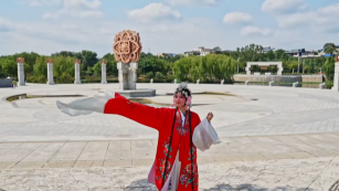 Challenge: Learning Qinqiang Opera in One Minute—Russian Girl Anna's First Experience of Weinan's Opera_fororder_d4a1153a52bd5dda23f39cc8ec18a4e3