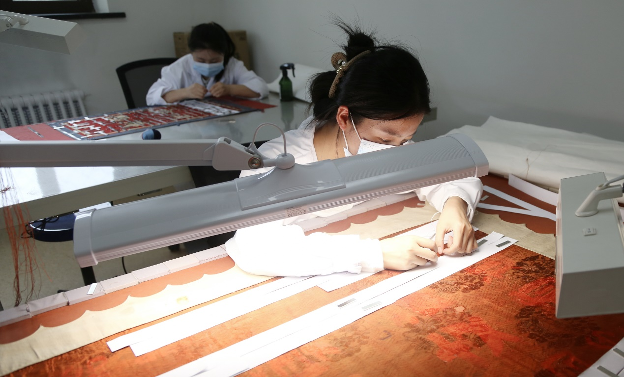“青春華章·重走西北角”採訪團探秘甘肅省博物館：千年珍寶訴説絲路輝煌_fororder_修復人員正在對紙質文物進行修復