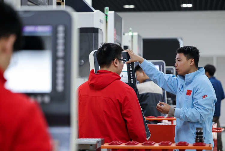 資訊有故事丨從世界冠軍到全國人大代表 楊登輝建言技能人才培養新模式