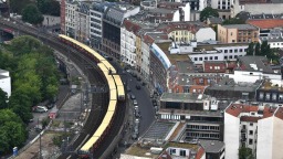 德國柏林約20所學校遭襲擊威脅 警方發起調查